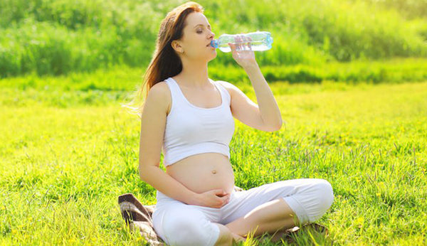 La importancia de la hidratación durante el embarazo y lactancia
